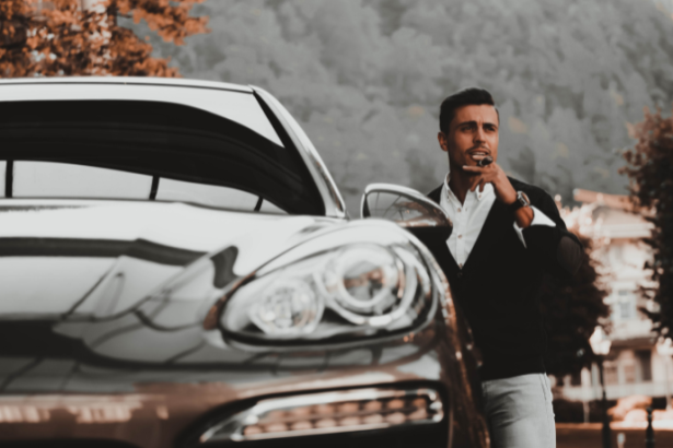 Teciomar Abila analisa o Porsche Macan EV e sua revolução na mobilidade elétrica.