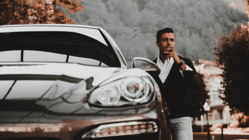 Teciomar Abila analisa o Porsche Macan EV e sua revolução na mobilidade elétrica.