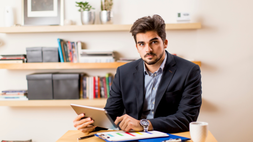 Uma visão clara de Andrey de Oliveira Pontes sobre como investir e poupar se diferenciam na prática — e por que saber isso muda seu planejamento.