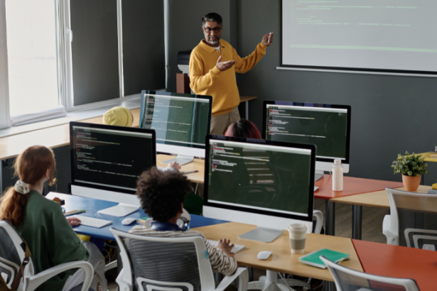 Projetos em Python que resolvem problemas reais despertam engajamento e autonomia nos adolescentes — abordagem destacada por Sérgio Bento De Araújo.