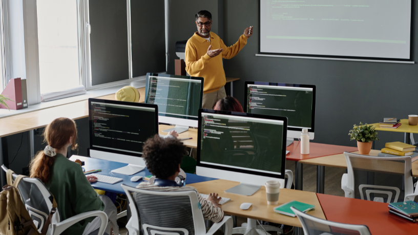 Projetos em Python que resolvem problemas reais despertam engajamento e autonomia nos adolescentes — abordagem destacada por Sérgio Bento De Araújo.