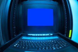 Tela azul de erro exibida em um terminal de controle de data center.
