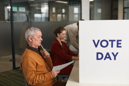 Eleitores votam em uma seção eleitoral durante o processo de votação.